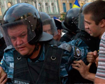 Митингующие подрались с милиционерами на Майдане