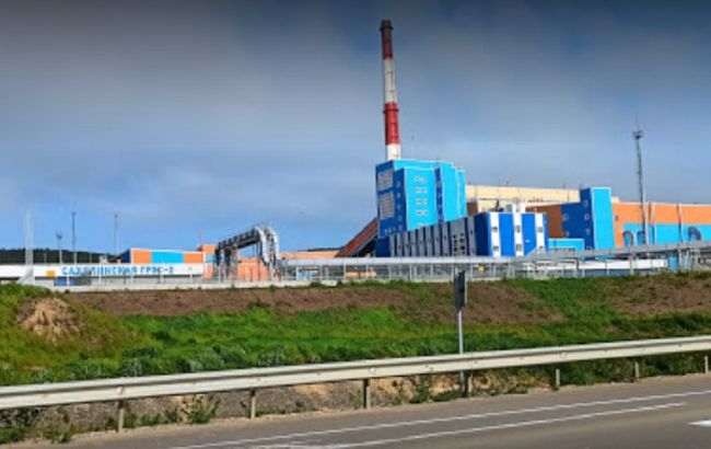 На Сахалине загорелась ГРЭС-2: огонь перекинулся с турбинного отделения на кровлю (видео)