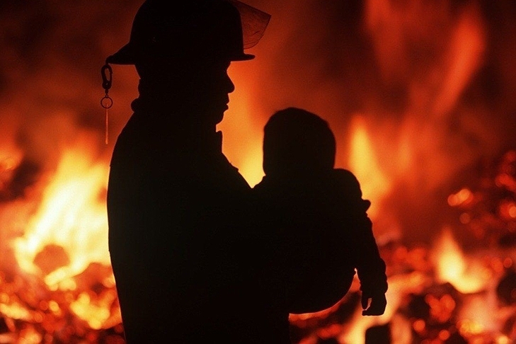 В Николаевской области горел жилой дом: пожарные спасли женщину с детьми