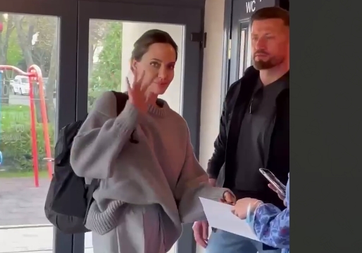 Во Львов приехала Анджелина Джоли — актриса зашла выпить кофе в кафе (видео)