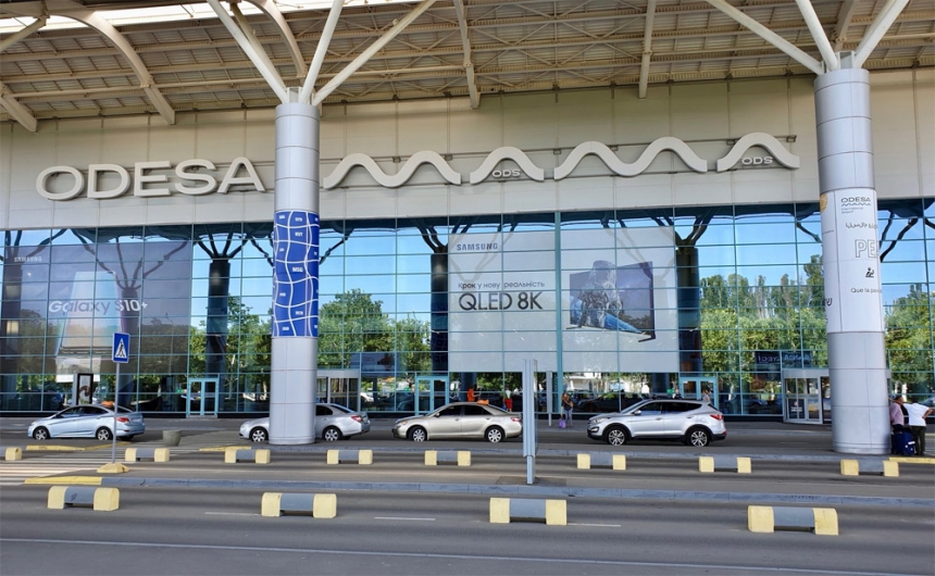 В Одессе обстреляли аэропорт: повреждена взлетно-посадочная полоса
