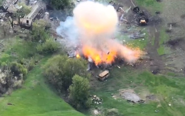 В ВСУ показали уничтожение склада боеприпасов РФ (видео)