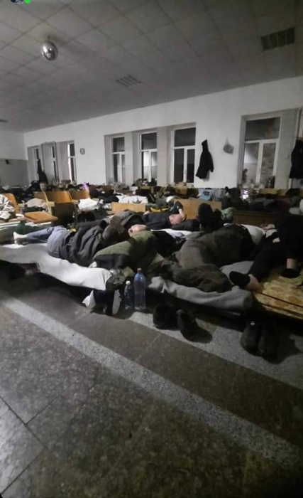 Появились фото из рашистского фильтрационного лагеря, где содержат украинцев