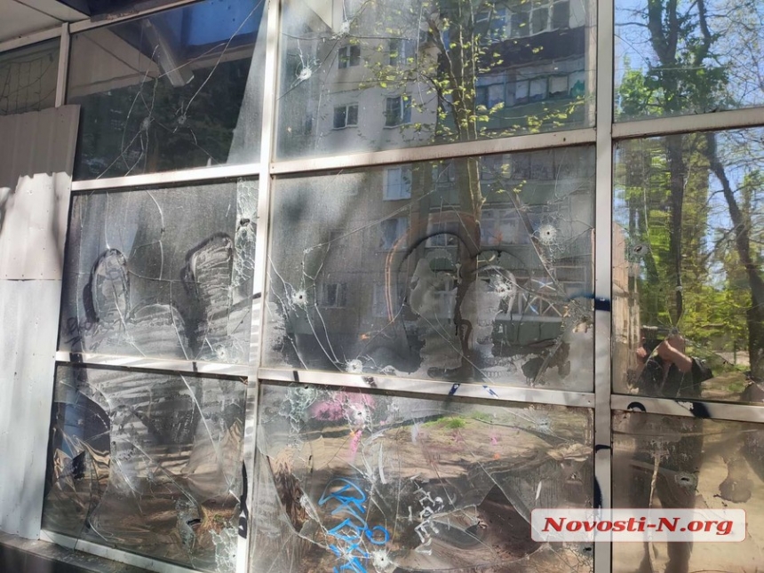 Последствия ночного обстрела Николаева: сгоревшие автомобили, выбитые окна, разрушенные балконы (фото)