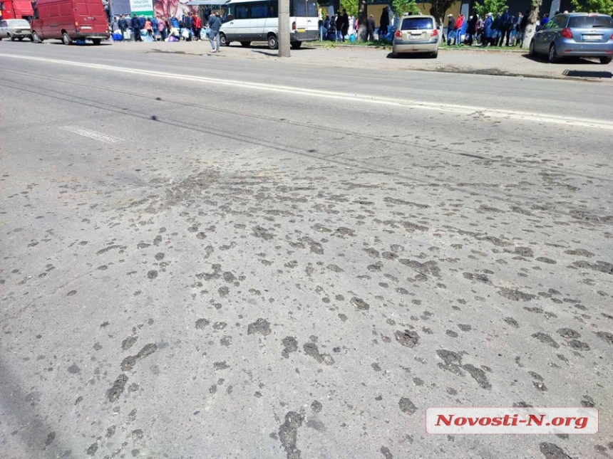 Последствия ночного обстрела Николаева: сгоревшие автомобили, выбитые окна, разрушенные балконы (фото)