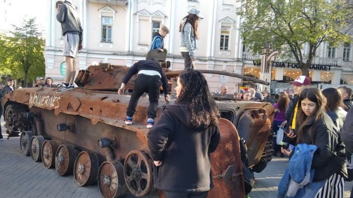 В центре Винницы выставили разбитую российскую технику: дети нашли в ней боевой пистолет