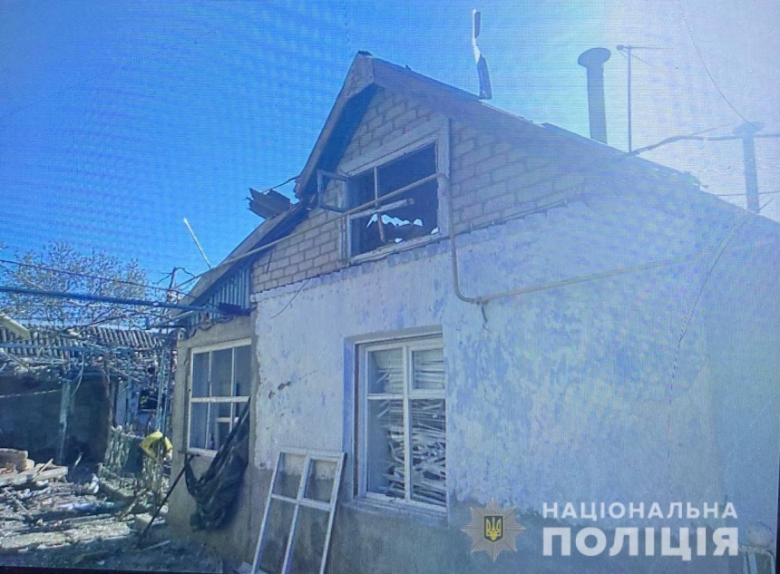 Уничтожены жилые дома и гаражи: николаевские полицейские показали последствия обстрелов за сутки