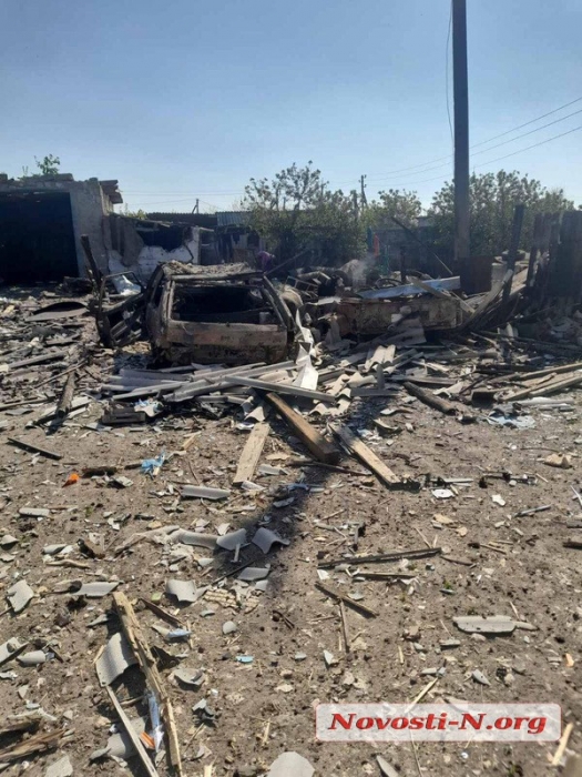 Сгоревшие машины и разрушенные дома: как выглядит село под Николаевом после обстрелов (фото)
