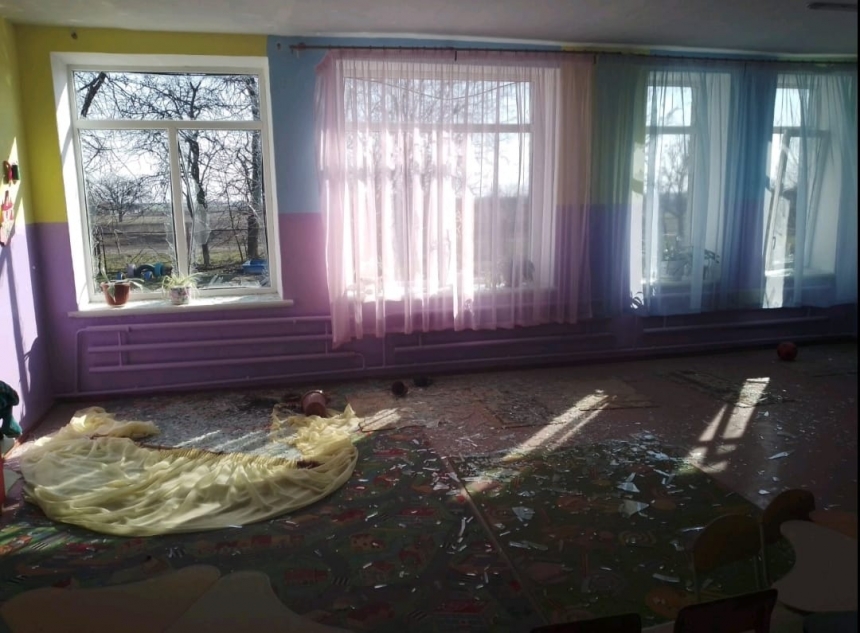Перевернутые парты, пробитые стены: в селе под Николаевом оккупанты разрушили школу (фото)