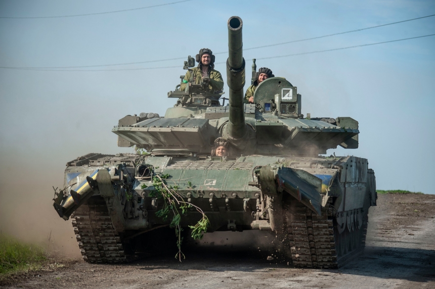 Бойцы «Холодного Яра» провели «парад» на трофейных танках по переднему краю (фото)