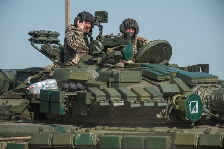 Бойцы «Холодного Яра» провели «парад» на трофейных танках по переднему краю (фото)