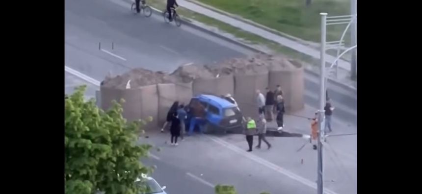В Киеве автомобиль врезался в бетонные блоки: есть погибшие (видео)