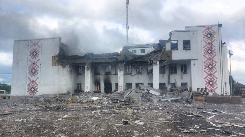Россияне уничтожили ракетным ударом Дергачевский дом культуры, где располагался гумштаб