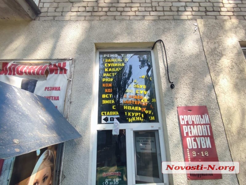Ночной обстрел в Николаеве: пострадали жилые дома, детская библиотека, зоомагазин и спорткомплекс