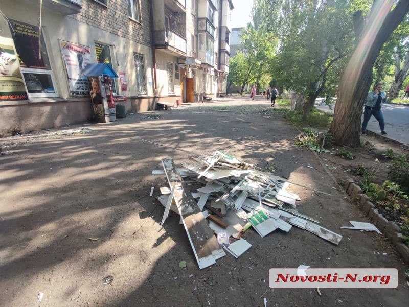 Ночной обстрел в Николаеве: пострадали жилые дома, детская библиотека, зоомагазин и спорткомплекс