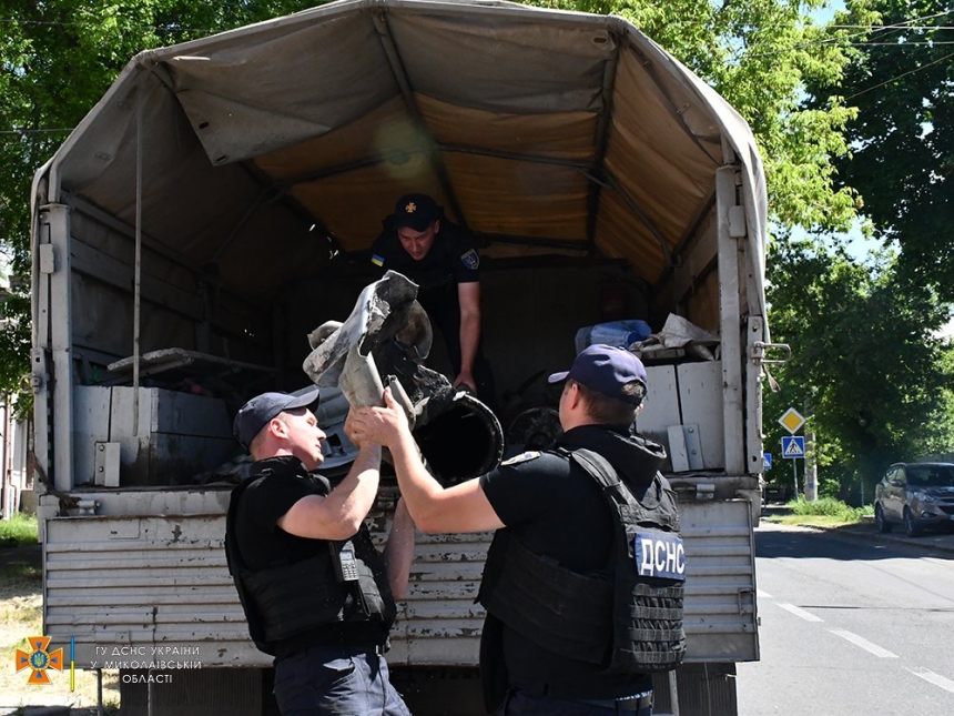 Спасатели показали, как ликвидировали последствия утренних обстрелов в Николаеве