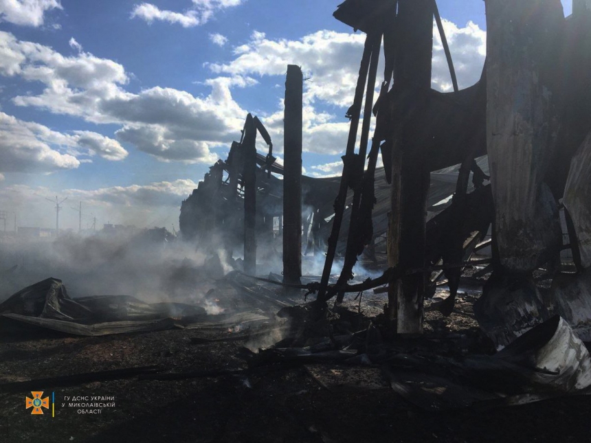 В селах под Николаевом в результате обстрелов горели склад, гаражи и частные домовладения