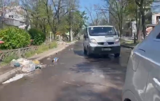 Улицы Мариуполя затапливают потоки из-за порывов разрушенного водопровода (видео)