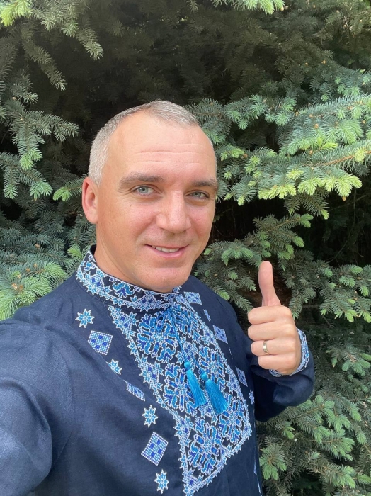 Сенкевич поздравил николаевцев с Днем вышиванки и показал свой фирменный жест