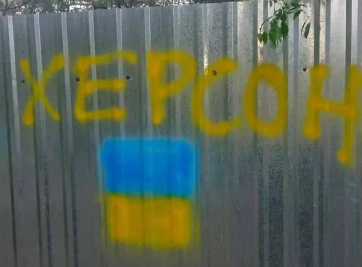 Колонна стоит уже пятый день: оккупанты блокируют выезд людей из Херсонской области