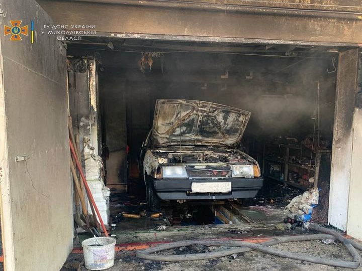 В Николаеве горел гараж с машиной внутри