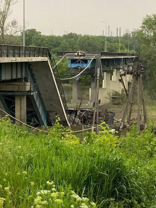 Оккупанты разрушили мост между Северодонецком и Лисичанском (фото)