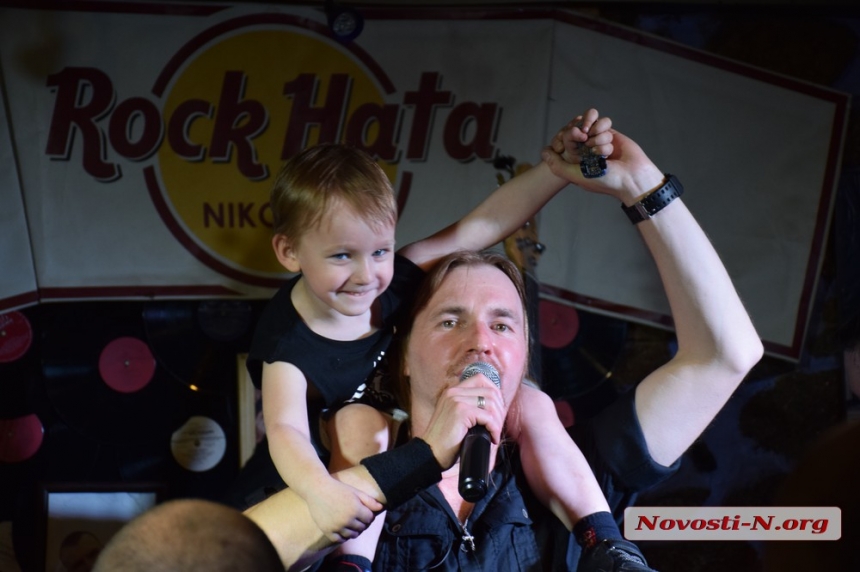 В Николаеве прогремел благотворительный концерт рок-группы «Крылья»: собирали деньги для ВСУ (фото)