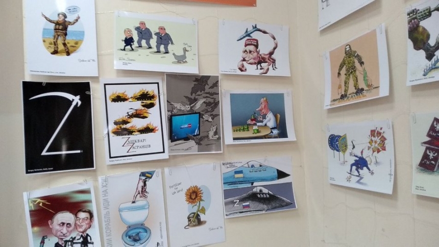 Русский кораблик, суицид Путина и двуглавая курица: в Николаеве презентовали выставку карикатур