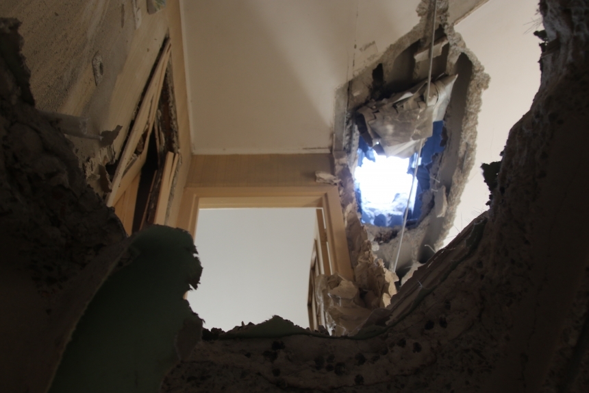 В Николаеве в результате обстрела вражеская ракета насквозь пробила квартиры на двух этажах