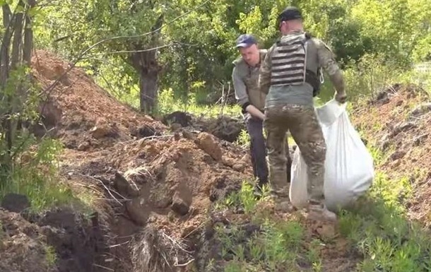 В Луганской области полиция хоронит погибших в братской могиле
