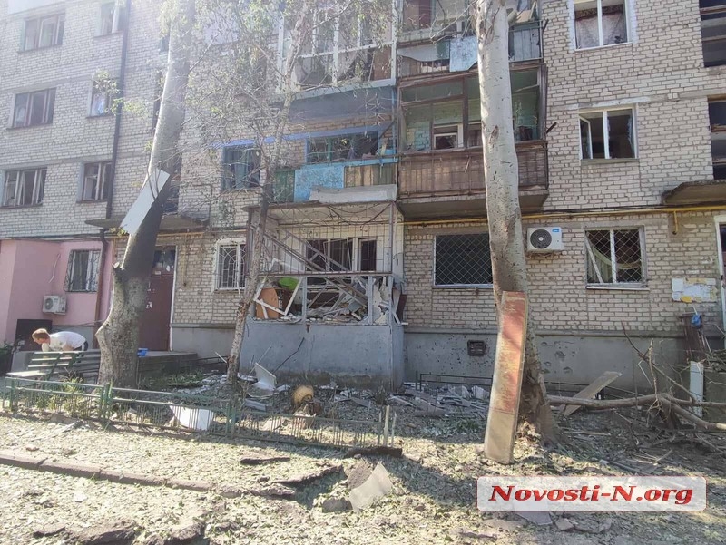 Последствия утреннего обстрела Николаева: повреждены жилые дома, автомобили, есть раненые