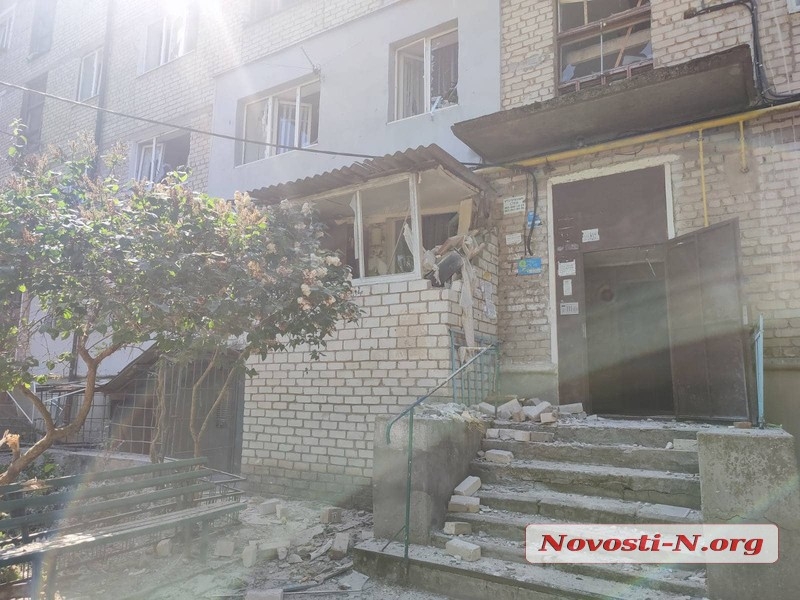 Последствия утреннего обстрела Николаева: повреждены жилые дома, автомобили, есть раненые