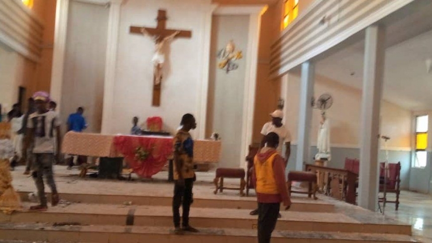 В Нигерии неизвестные расстреляли людей в церкви во время богослужения и похитили священника
