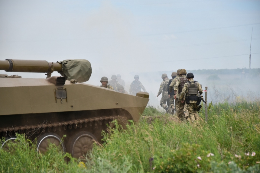Николаевская бригада морпехов показала, как обкатывает тяжелую бронетехнику (фото)