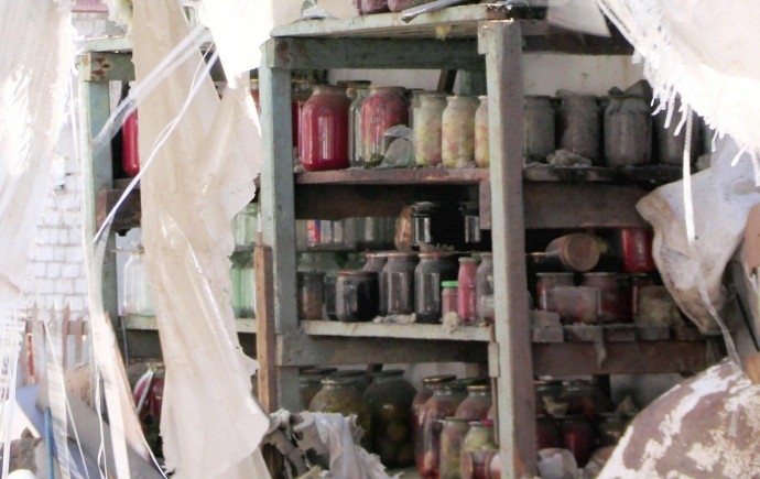Как петушок из Бородянки: в разрушенном доме Николаевской области уцелели банки с консервацией (фото)