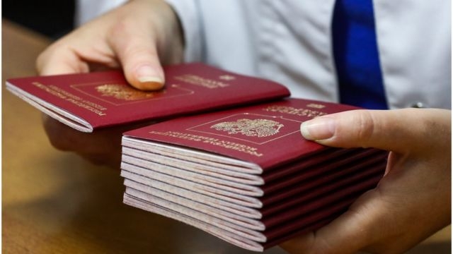 У Зеленского отреагировали на раздачу паспортов РФ в Херсоне