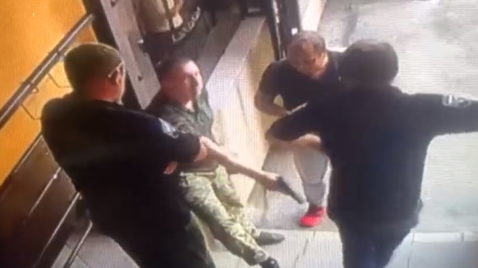 Чиновник Генштаба применил оружие в спальном районе Киева, - Резников (видео)