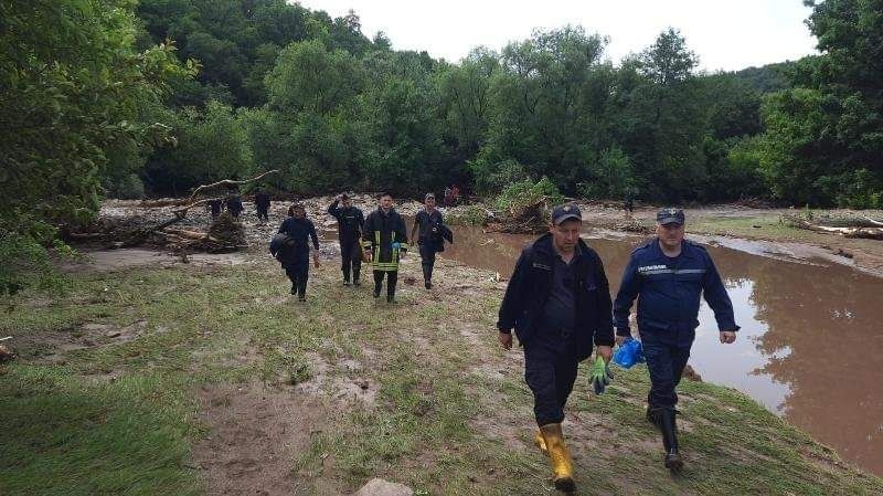 В Тернопольской области ливнем смыло в реку автомобиль: 3 погибших, в том числе двое детей