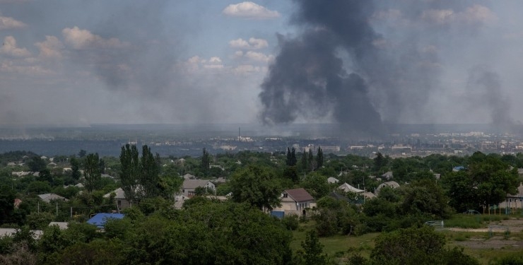 Разрушенный мост в Северодонецке может остановить продвижение россиян, — NYT