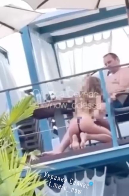Пару, которая занималась сексом на пляже в Одессе, отправили под домашний арест