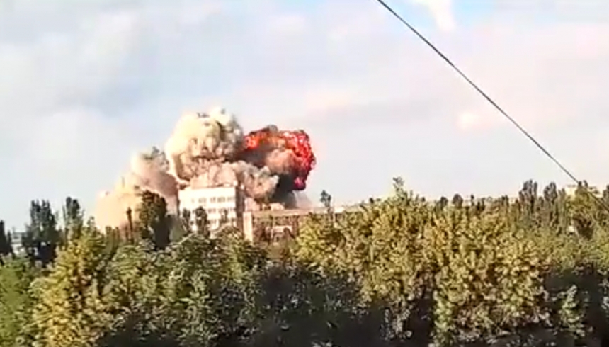 Появилось видео момента попадания двух ракет по Николаеву