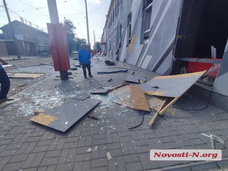 В Николаеве вражеская ракета разрушила здание спорткомплекса