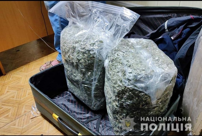 Николаевские полицейские задержали гражданина с чемоданом каннабиса на 3 миллиона гривен