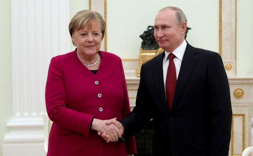 Меркель предположила, что ее отставка могла повлиять на решение Путина начать войну
