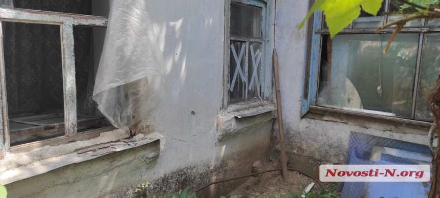 Последствия обстрелов села Котлярово: разрушенные дома, воронки на дорогах (фото)
