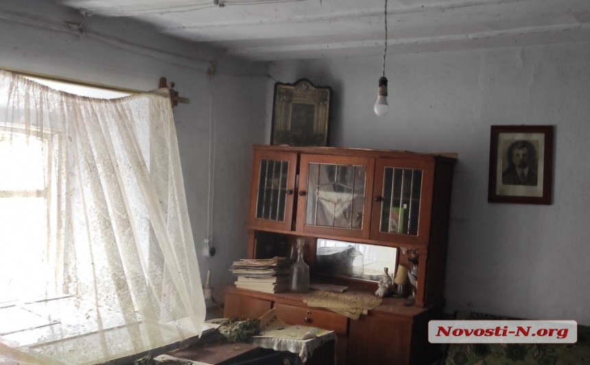 Последствия обстрелов села Котлярово: разрушенные дома, воронки на дорогах (фото)