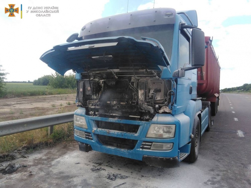 В Николаевской области на ходу загорелся грузовик MAN
