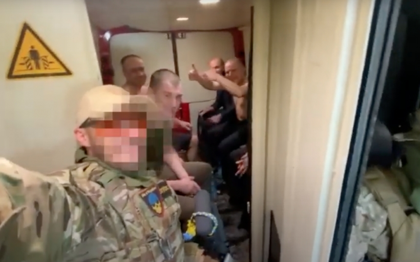Разведка показала видео возвращения украинцев из плена 