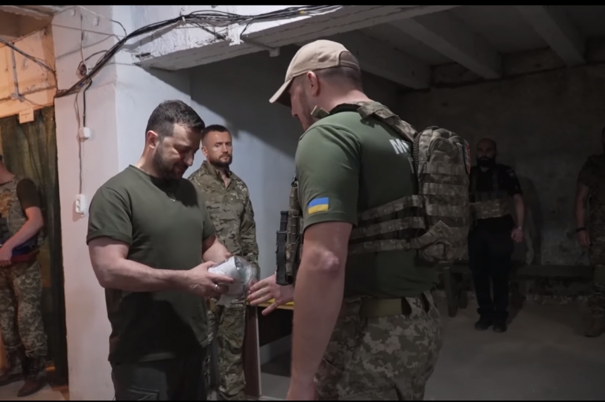 В Николаевской области военные вручили президенту чашку