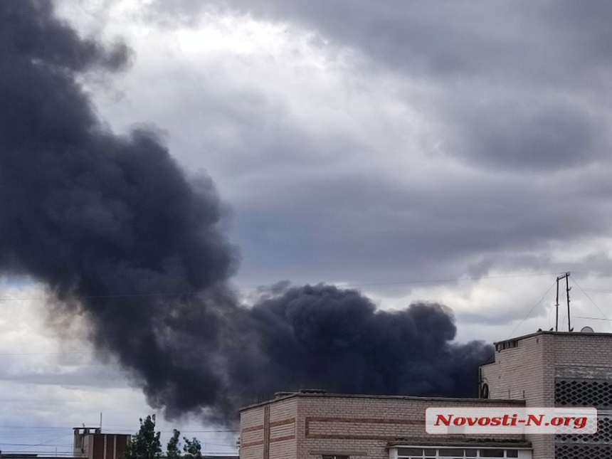 Николаев находится под сильным ракетным обстрелом: над городом черный столб дыма